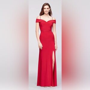 MORGAN AND CO
Size 1/2
Off-the-Shoulder Jersey Gown with Spaghetti Straps